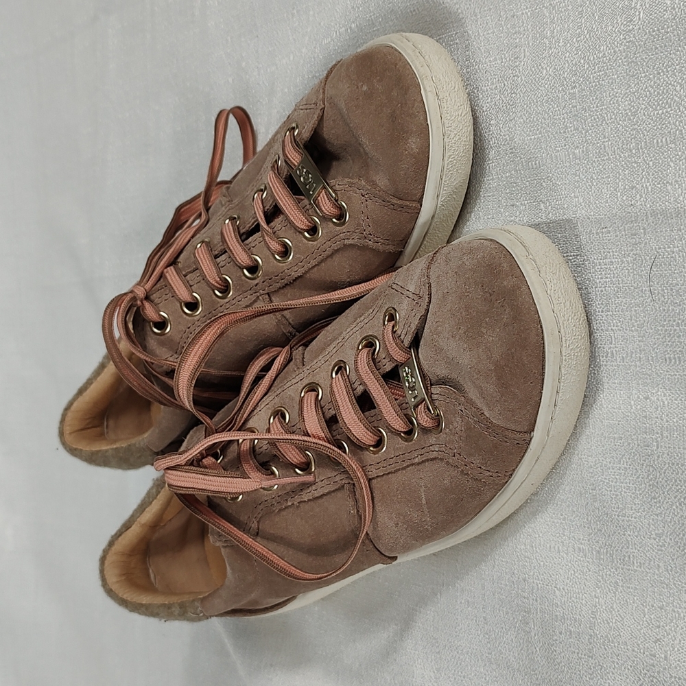 UGG Milo Leather Suede Top Sneaker in Taupe Color Lace Up Women Size 7